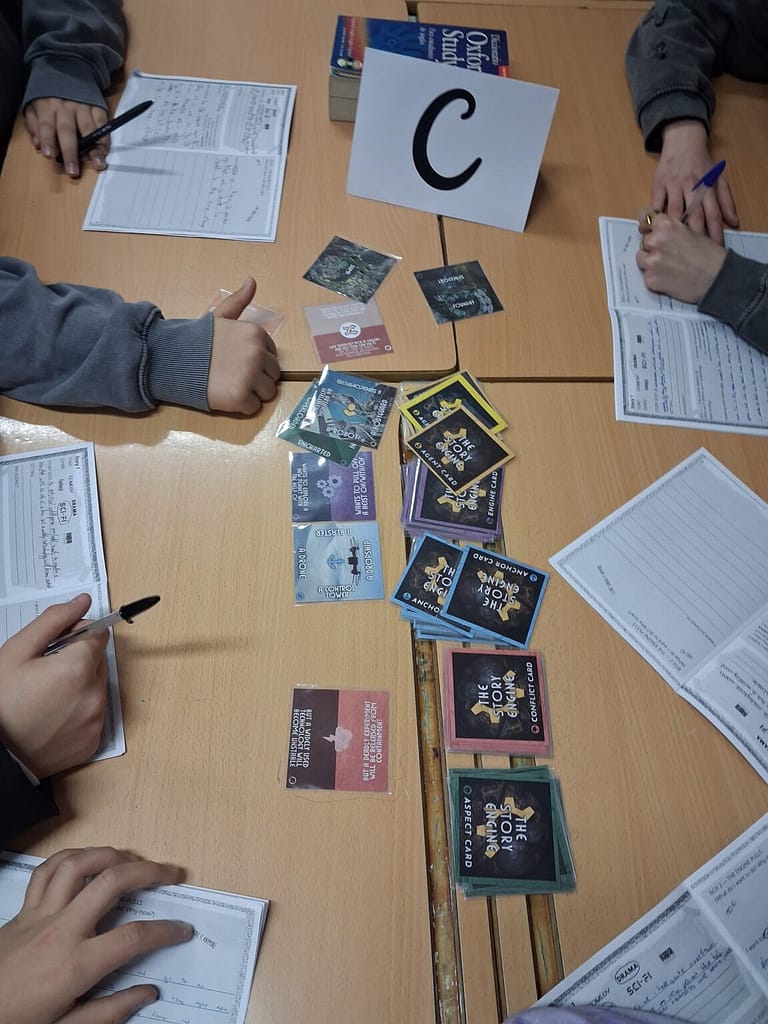 Alumnos de secundaria participando en el taller de escritura creativa de joyful education