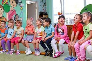 Niños disfrutando de teatro en inglés para infantil