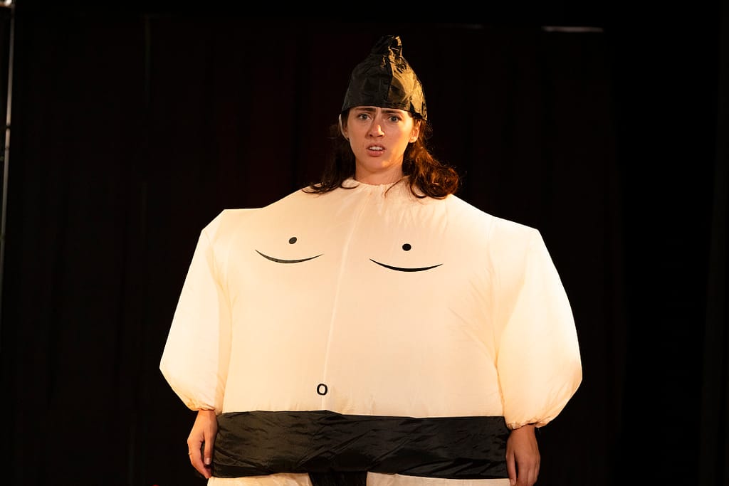 Act Out teatro en ingles de Riccardo Rigamonti la actriz Laura Psara en Act Out, obra en inglés de Riccardo Rigamonti