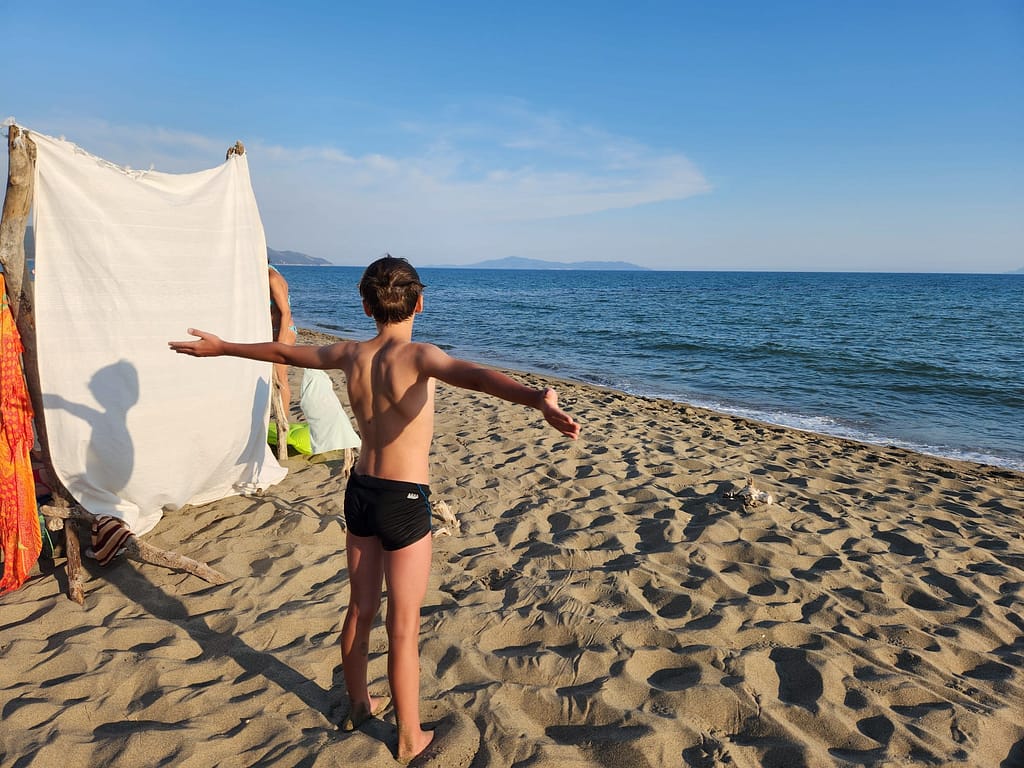 desenganchar ninos movil vacaciones playa un niño disfruta de una playa salvaje sin pantallas