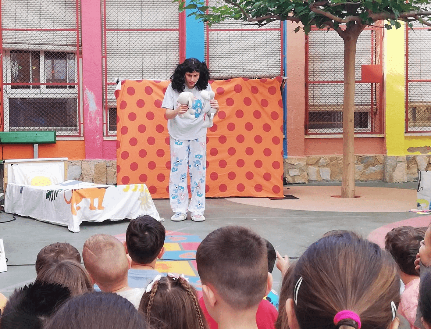 teatro en ingles para infantil en un colegio de Murcia Joyful Education momento de la obra de teatro en inglés para ciclo infantil A monster in my bed de Joyful Education