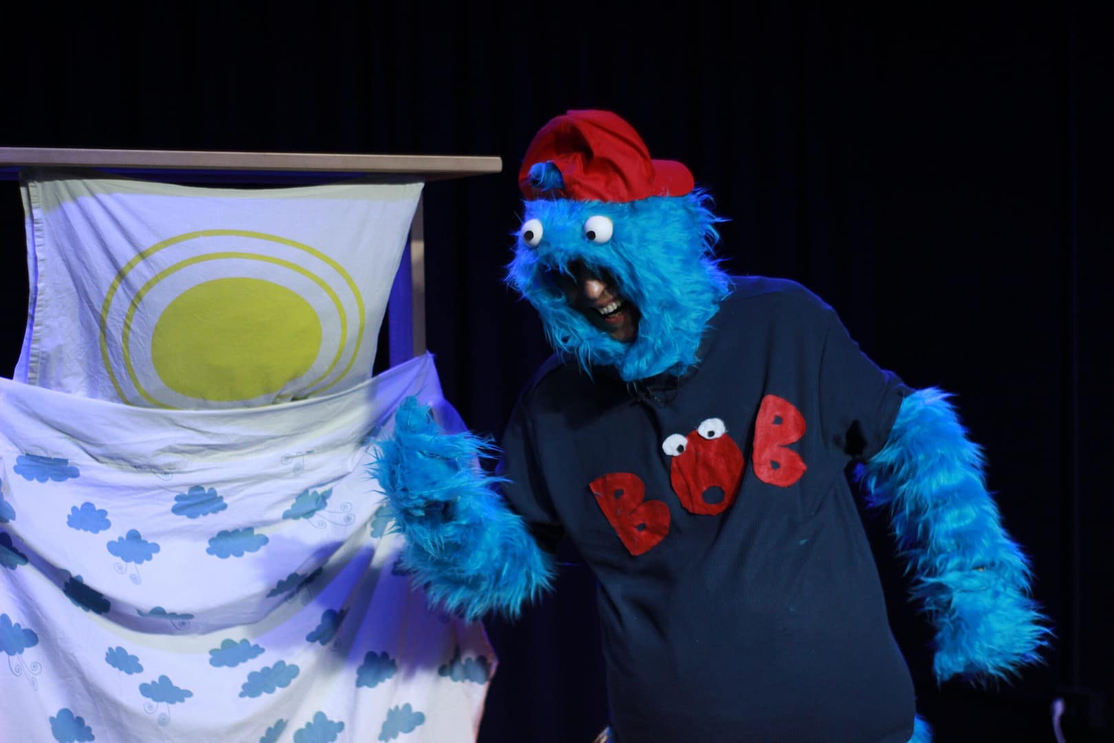 a monster in my bed riccardo rigamonti3 scaled Amable monstruo azul teatro en inglés