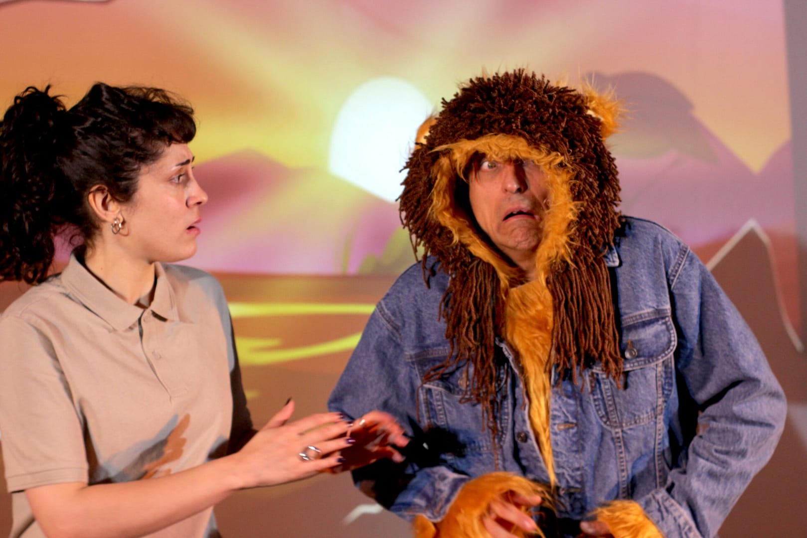 Teatro en inglés sobre medio mabienteDora Do-Much: ODS y diversión Actores en escena de teatro en inglés Dora Do-Much y Fogerty the lion. Teatro en inglés sobre medio ambiente