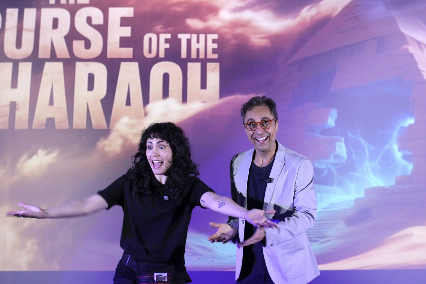 escape room teatral curse pharaoh scaled escena con los protagonistas de 'The Curse of the Pharaoh': un escape room teatral con participación del publico