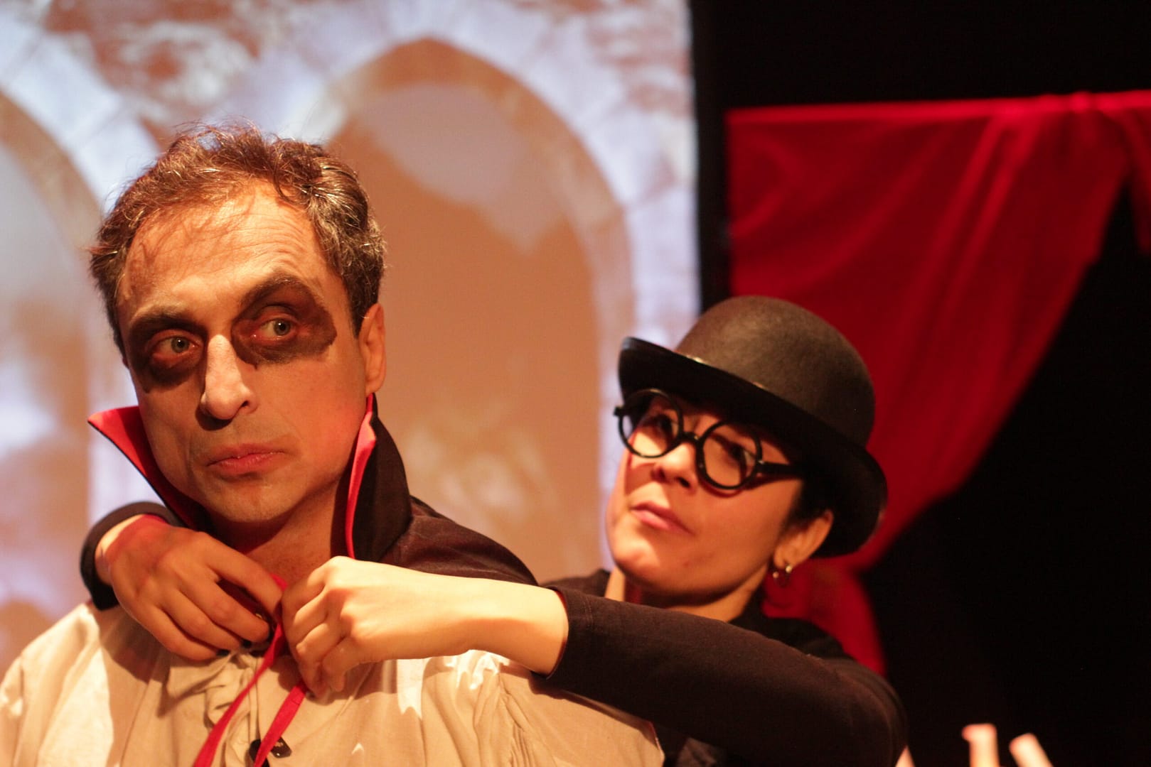 Teatro en Inglés para Colegios: Vampiros y Halloween Count Macula ayudado por su asistente Bartholomew Zanzaro