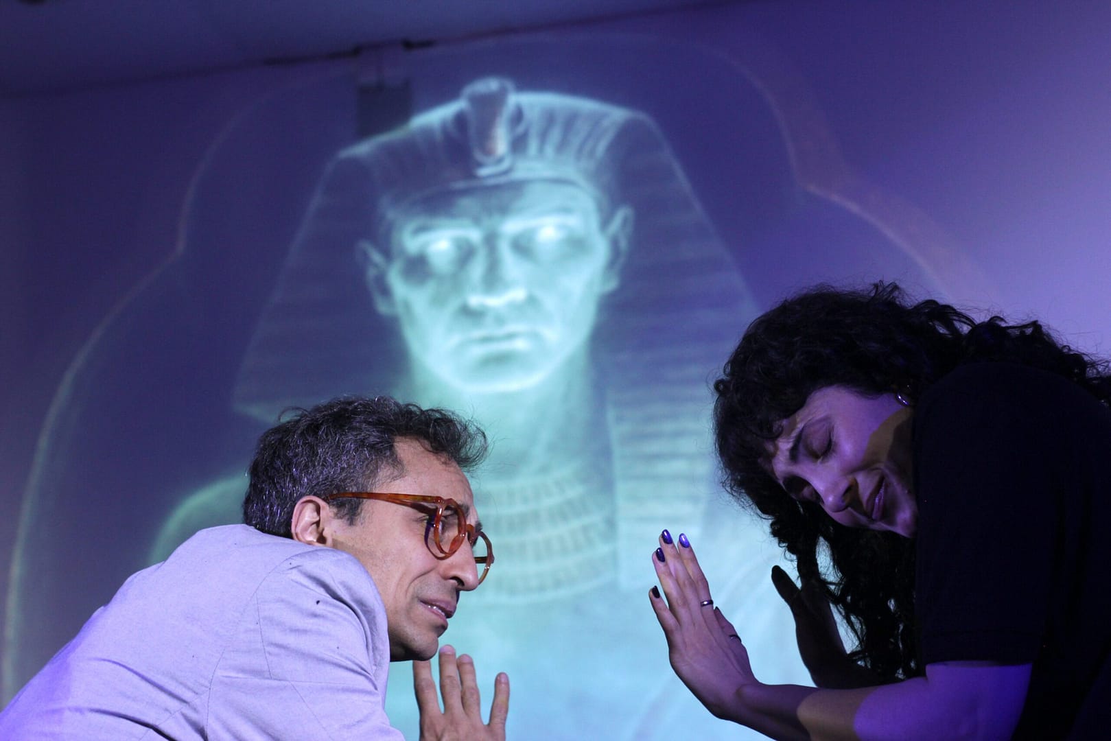 tTeatro interactivo para primaria y Secundaria: Misterio del Faraón Dos actores interpretan una obra de teatro en inglés con una proyección de un faraón egipcio