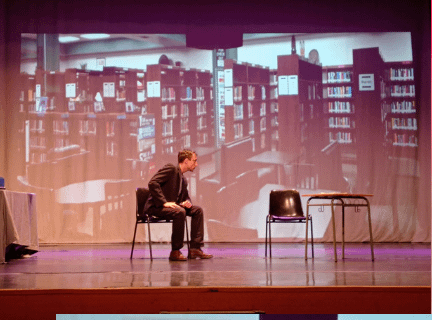 Angel 1 Teatro sobre acoso escolar. Un actor intepreta al director del colegio britanico