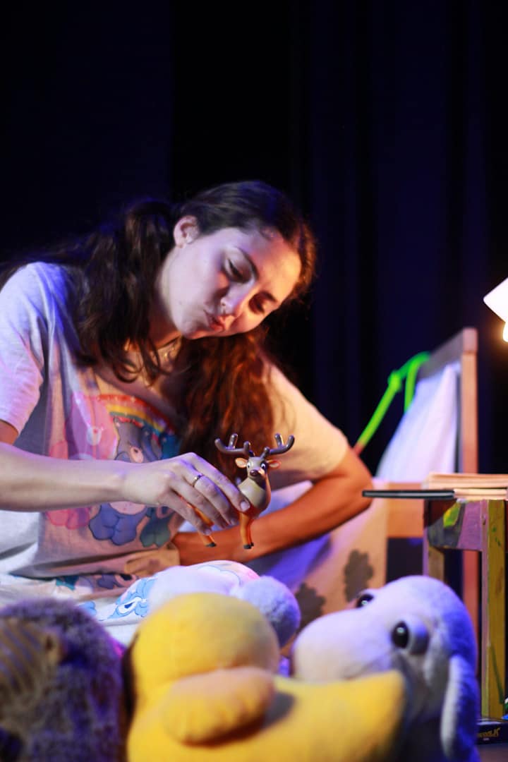 a monster in my bed riccardo rigamonti scaled niña jugando con un ciervo - teatro en inglés para colegios