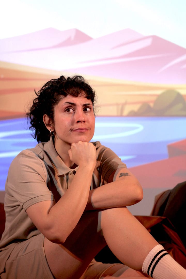 Dora Do-Much: Teatro en Inglés ODS para Infantil Actriz en escena, Dora Do-Much, con expresión pensativa en obra de teatro en inglés para niños sobre ODS