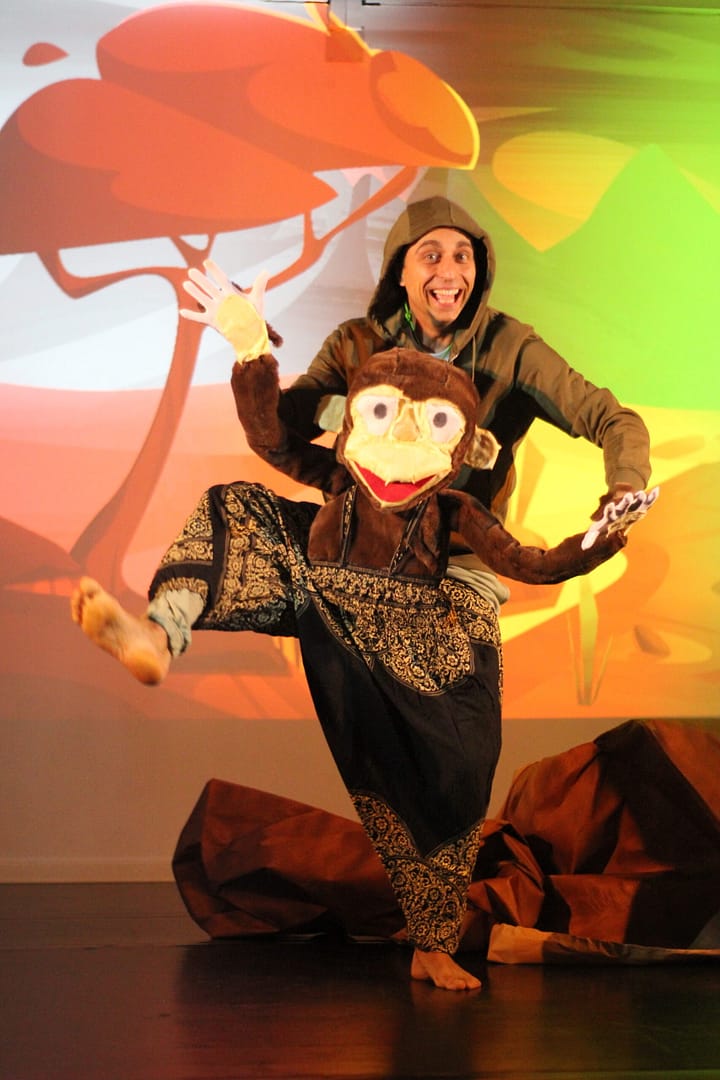 Dora Do-Much: espectáculo con marionetas de gran tamaño Hombre titiritero con marioneta de mono en obra de teatro en inglés para niños de Joyful Education