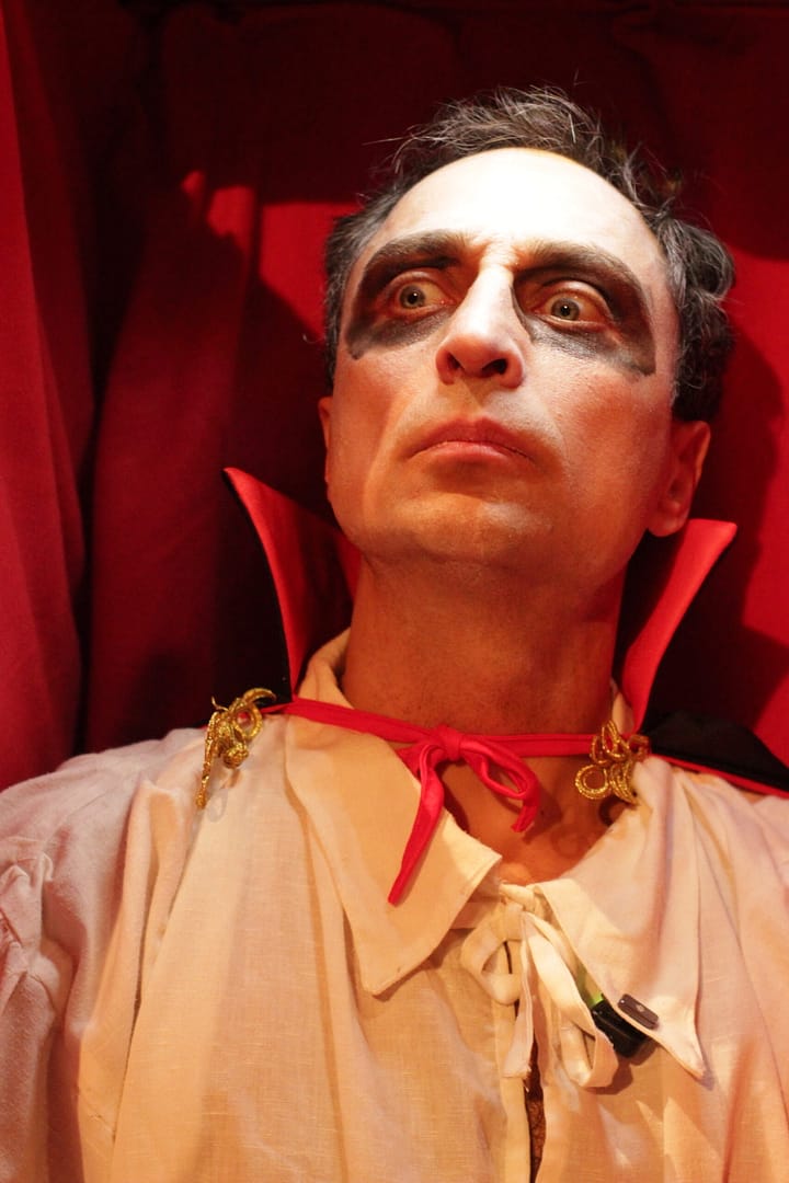 vampiro teatro ingles colegios halloween scaled Actor caracterizado de vampiro con capa roja, espectáculo de teatro para colegios con temática de Halloween