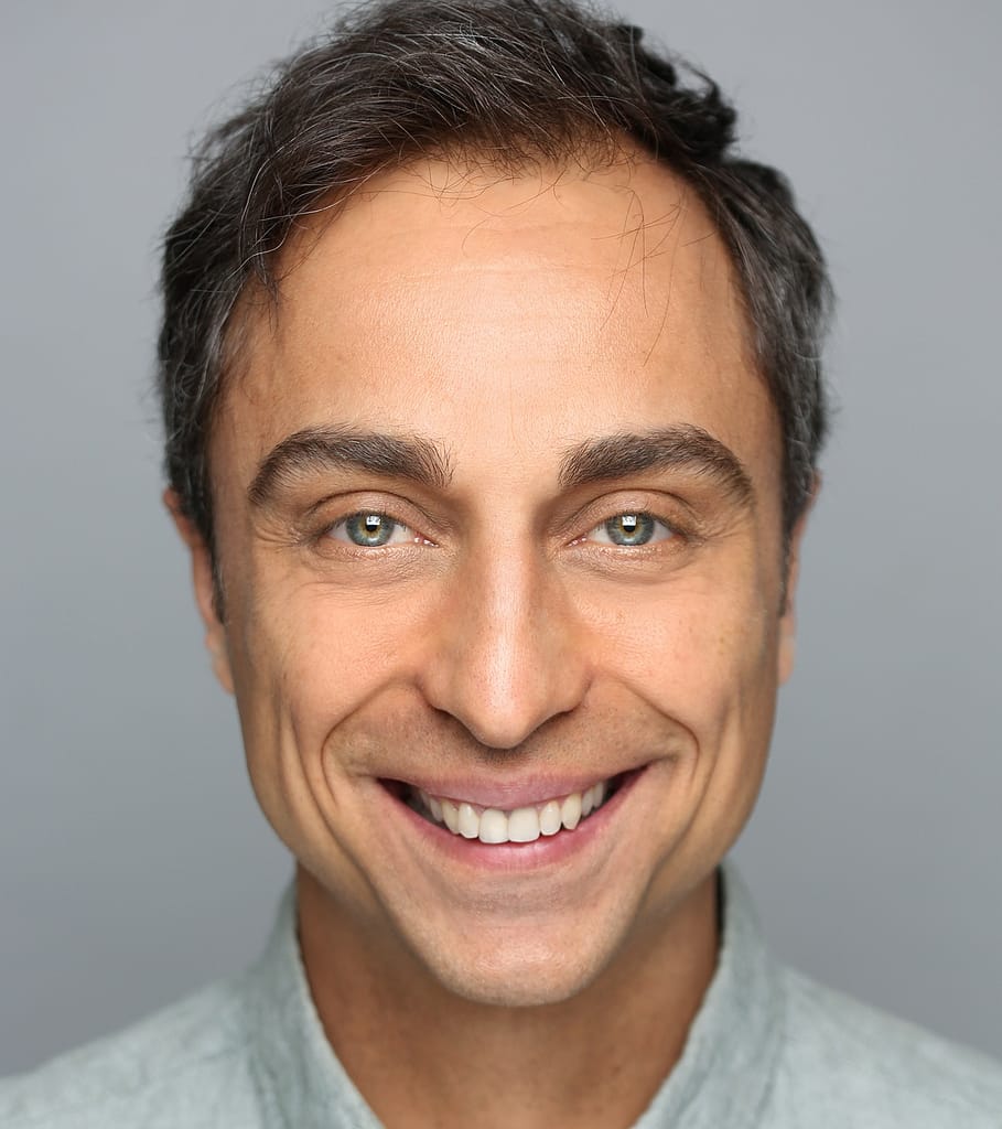 Riccardo Rigamonti Fundador Joyful Education Primer plano del actor y director Riccardo Rigamonti, fundador de Joyful Education y Nadadelirios, 2 veces candidato a los premios MAX
